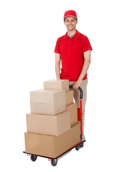 Deliveryman med en vagn av lådor — Stockfoto