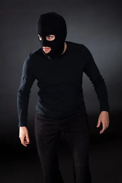 Ladrão usando uma balaclava — Fotografia de Stock