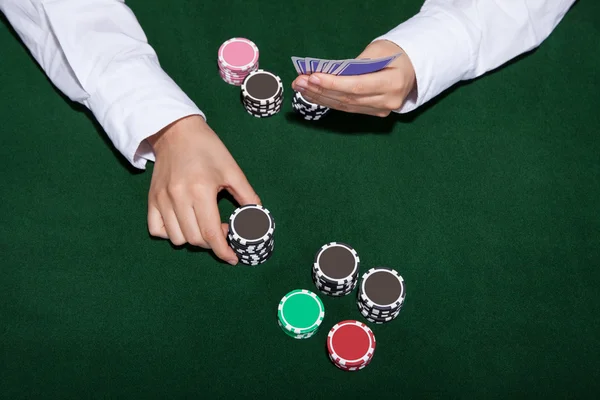 Jogador de poker prestes a fazer uma aposta — Fotografia de Stock