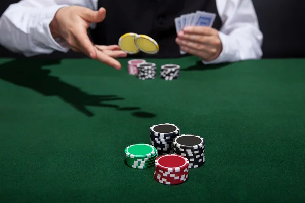 Jugador de poker aumentando sus apuestas — Foto de Stock