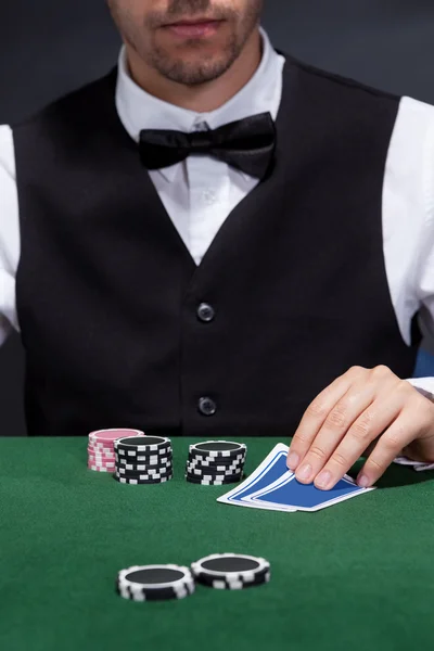 Mano di croupier — Foto Stock