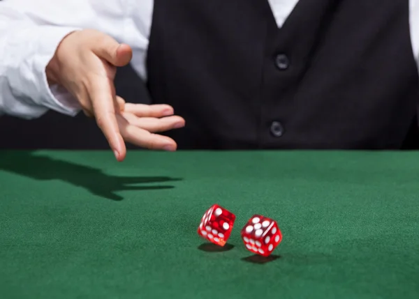 Croupier jogando um par de dados — Fotografia de Stock