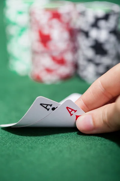 Jugador de poker revisando un par de ases —  Fotos de Stock