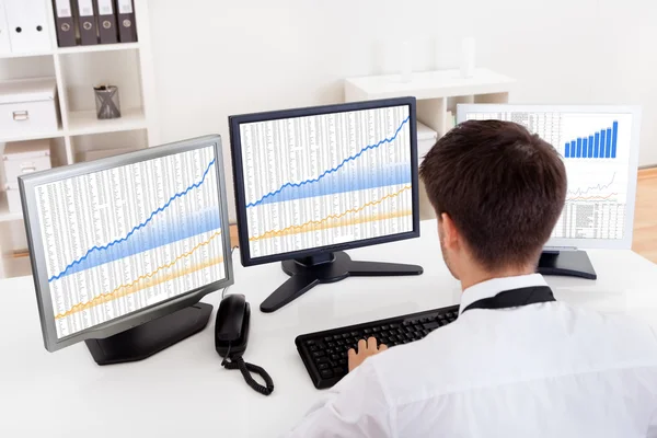 Stock broker trading in a bull market — Stock Photo, Image