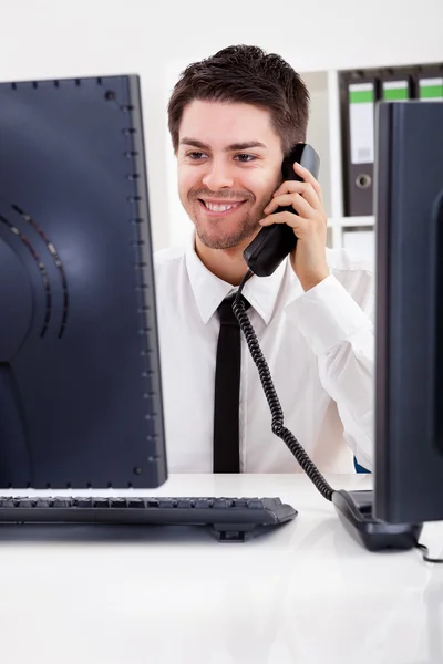 Corretor de ações falando em um telefone — Fotografia de Stock