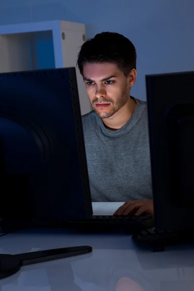 Homem e computador — Fotografia de Stock