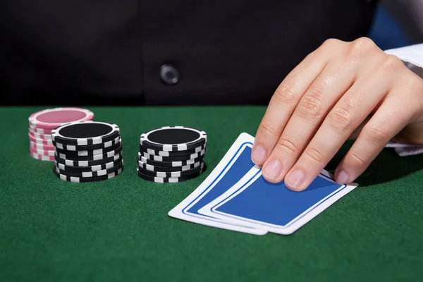 Hand van croupier Stockafbeelding