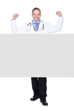 boş afişini tutan doktor portresi