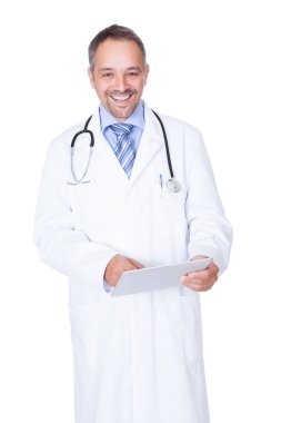 tablet ile kendine güvenen bir doktor portresi
