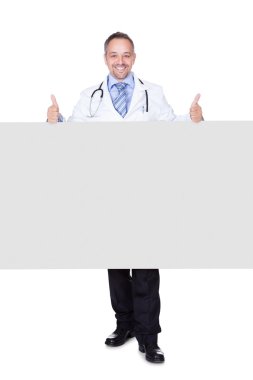 boş afişini tutan doktor portresi