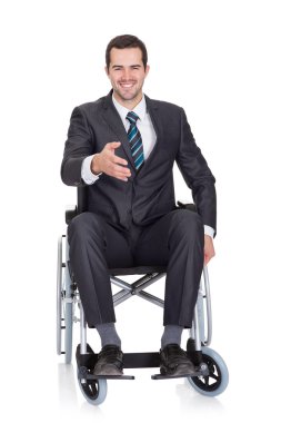 Tekerlekli sandalyede genç işadamı