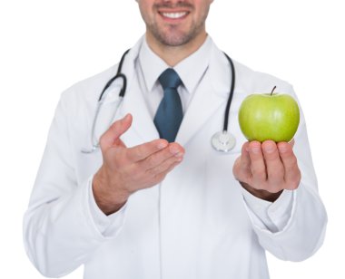 erkek doktor holding yeşil elma