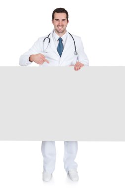mutlu erkek doktor boş afişini holding