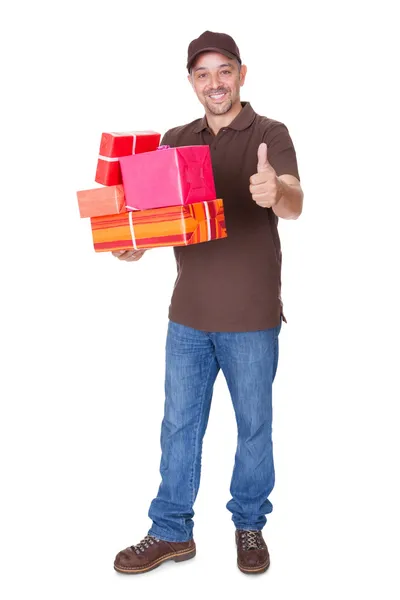 Retrato de homens felizes segurando presentes — Fotografia de Stock