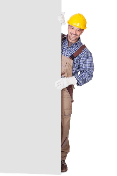Portrét šťastný dodavatel drží transparent — Stock fotografie