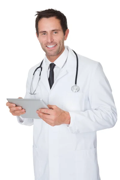 Портрет дружелюбного врача с цифровой табличкой — стоковое фото