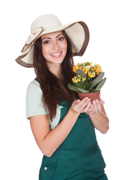 Mooie vrouw inademen van de geur van verse bloemen — Stockfoto