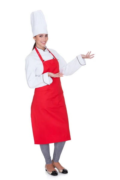 Gelukkig vrouwelijke chef-kok gebaren — Stockfoto