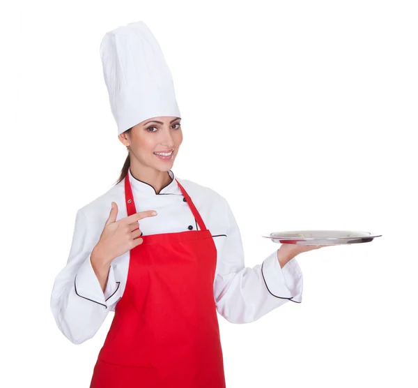 Ženské šéfkuchař prezentující deska — Stock fotografie