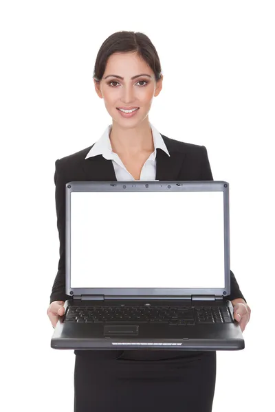 Sonriente mujer de negocios sosteniendo portátil — Foto de Stock