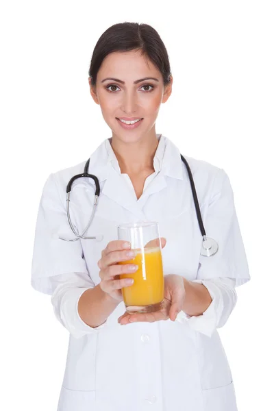 Heureux docteur féminin tenant jus d'orange — Photo