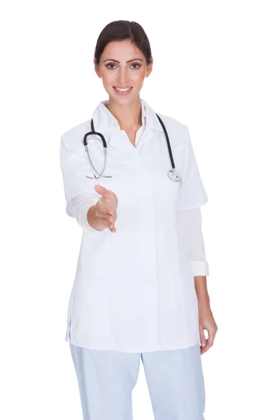 Medico femminile che offre stretta di mano — Foto Stock