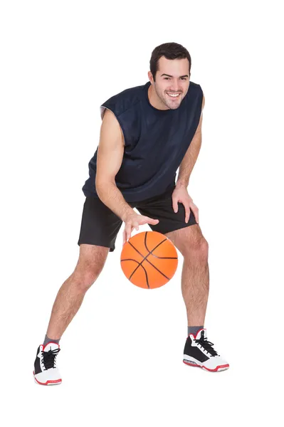 Jogador de basquete profissional com bola — Fotografia de Stock