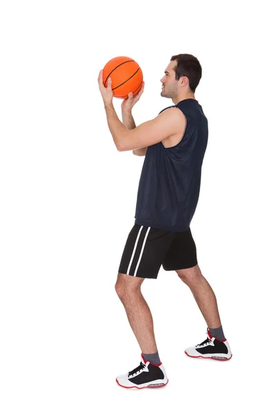 Professioneel basketbalspeler gooien van de bal — Stockfoto