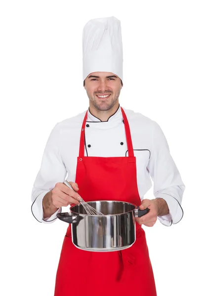 Retrato del alegre chef sosteniendo la olla — Foto de Stock