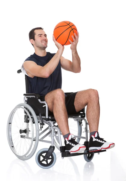 Homme en fauteuil roulant jouant au basket — Photo