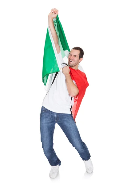 Retrato de um homem feliz segurando uma bandeira italiana — Fotografia de Stock