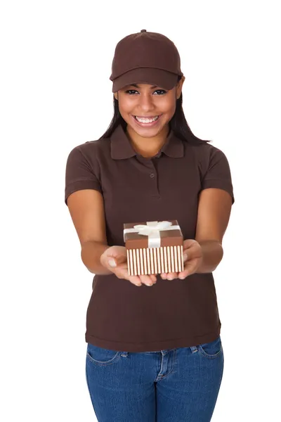 Jovem mulher dando caixa de presente — Fotografia de Stock