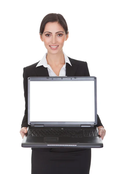 Glimlachende zakenvrouw bedrijf laptop Stockfoto
