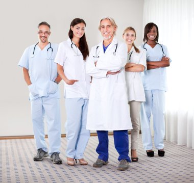 Olgun doktor bir grup portresi