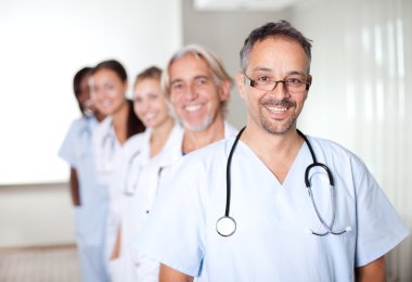 ayakta olgun bir erkek doktor portresi