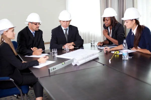 Gruppo di ingegneri che lavorano insieme — Foto Stock