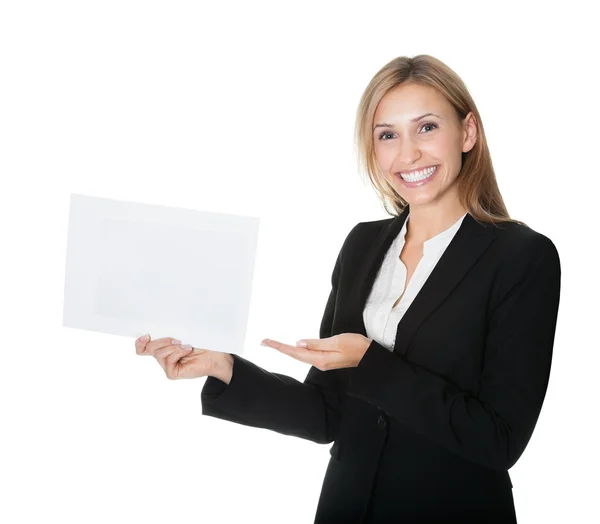 Mosolyogva üzletasszony mutatja egy üres fehér kártya — Stock Fotó