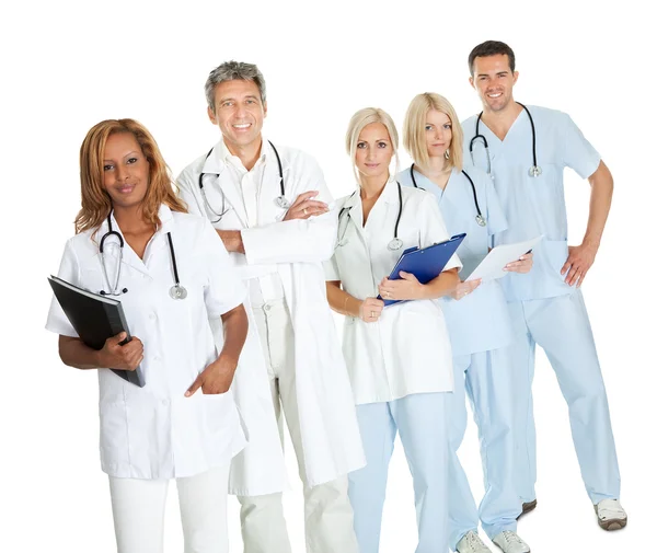 Equipe de médicos confiantes sobre fundo branco — Fotografia de Stock