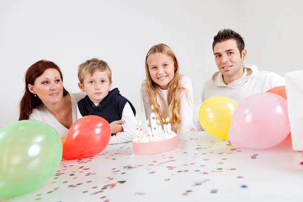 Jovem família celebrando aniversário em casa — Fotografia de Stock