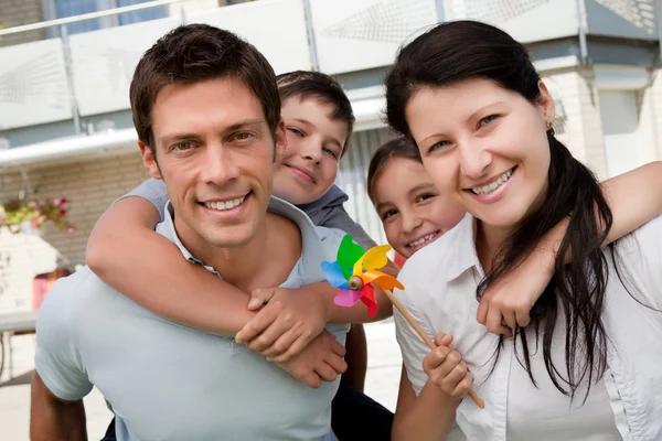 Portrait de famille heureuse jouissant en plein air — Photo