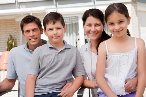 Porträtt av leende ung familj tillsammans — Stockfoto