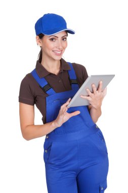 Dijital tablet üzerinde çalışan gülümseyen kadın tesisatçı