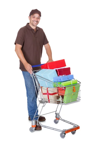Homem feliz com carrinho de compras — Fotografia de Stock