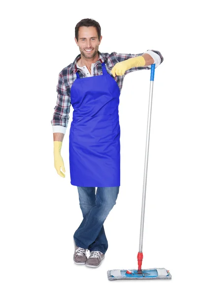 Retrato de um homem limpando chão — Fotografia de Stock
