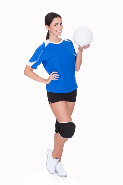 Šťastná žena sportovní držení míče — Stock fotografie
