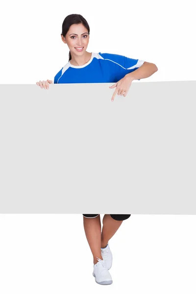 Спортивная женщина держит пустой плакат — стоковое фото