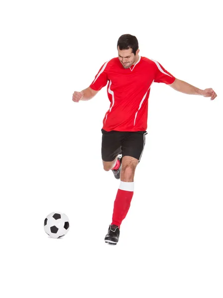 Piłkarski gracz kopie piłkę — Zdjęcie stockowe