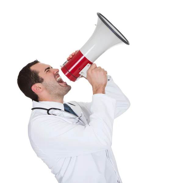 Мужчина-доктор кричит в мегафоне — стоковое фото