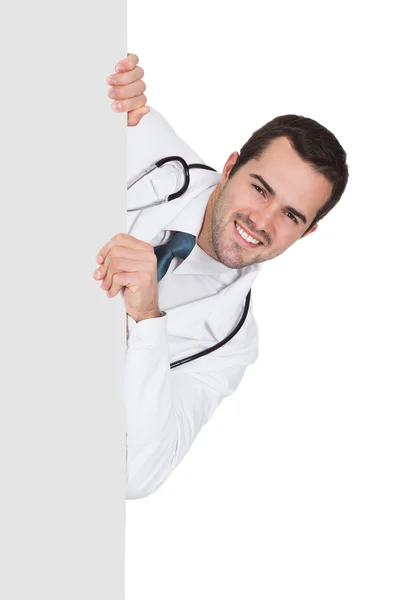Zadowolony mężczyzna lekarz trzymając pusty afisz — Zdjęcie stockowe