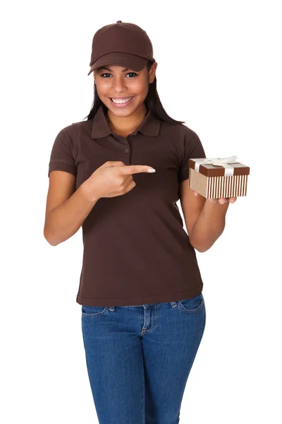 Mujer joven dando caja de regalo —  Fotos de Stock